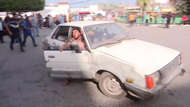 차량 창문 밖으로 소리지르는 남성