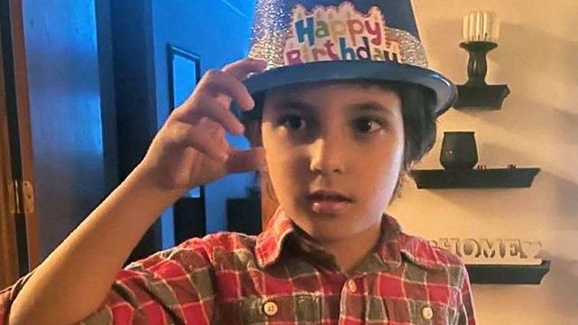 생일모자를 쓰고 있는 와데아 알-파유메