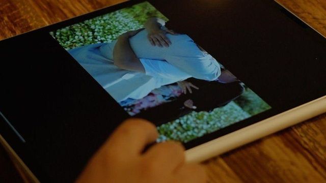 얼굴이 보이지 않는 아키아 히카리 커플 사진