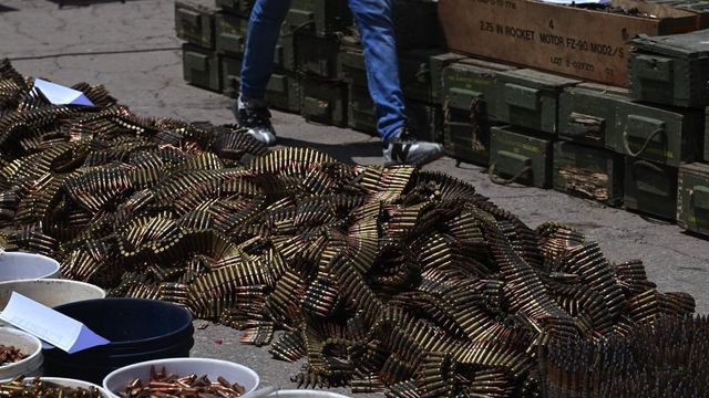 AR-15 또는 AK-103 돌격소총과 9mm 권총으로 무장한 남성들이 교도소 모든 구역을 지키고 있었다