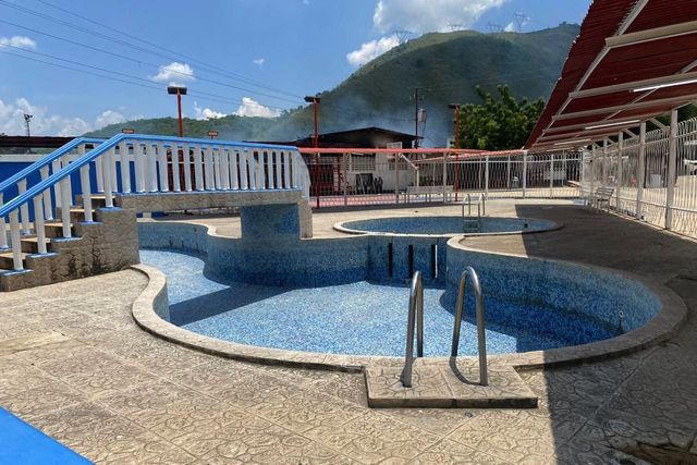 감옥에 수영장, 운동장, 야구장이 있다