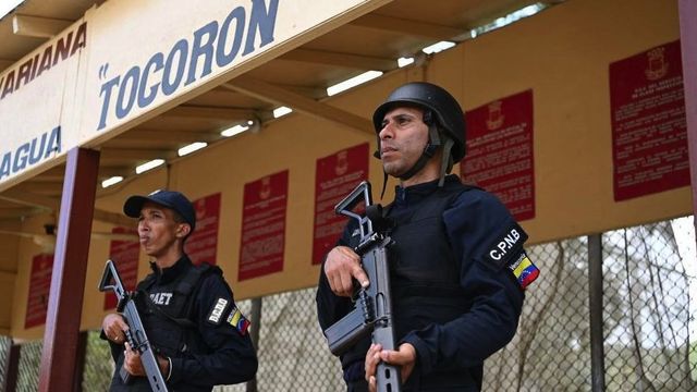 무장경찰이 교도소를 지키고 있다