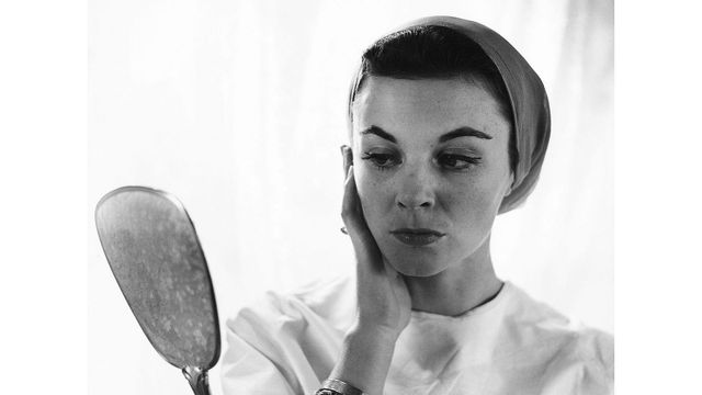 거울을 보는 여자