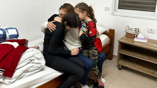 돌아온 두 딸을 껴안은 마얀 진