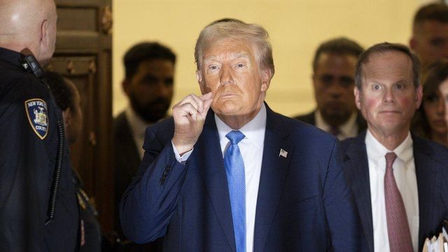 입에 지퍼를 채우는 모습을 흉내 내는 트럼프