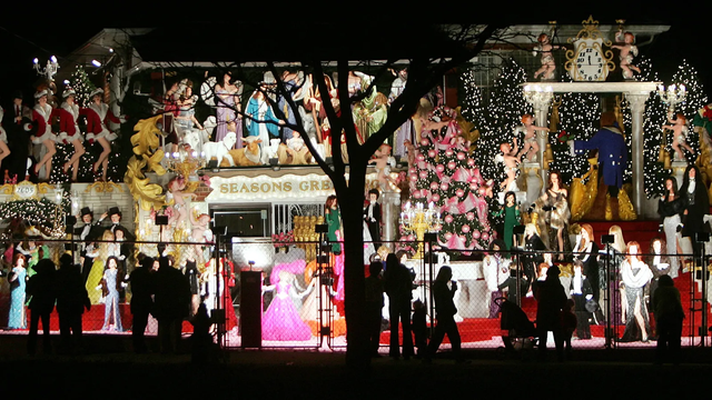 화려한 마네킹 장식들이 빼곡히 들어서있는 뉴욕 브롱크스 소재 가라베디안 가족의 집