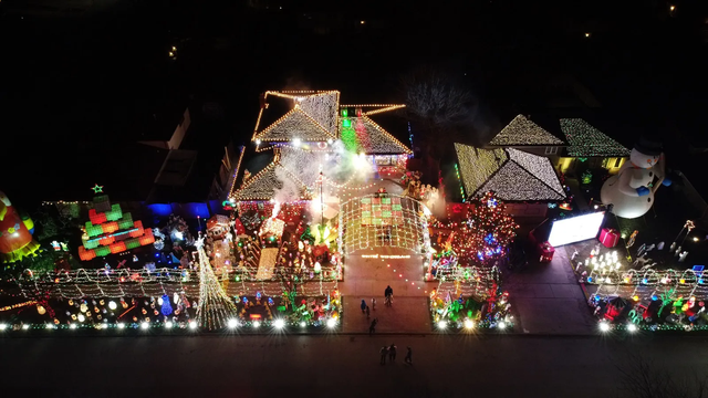 20만 달러를 들여 화려하게 장식한 도미닉 코왈치크의 집을 찍은 항공사진