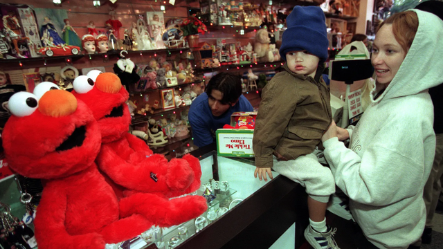 장난감 티클 미 엘모는 1996년 난감 매장에서 난투극을 초래할 정도로 큰 인기였다 