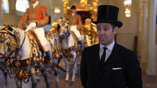 왕실 마차를 이끌 말 앞에서 설명하는 파워의 모습