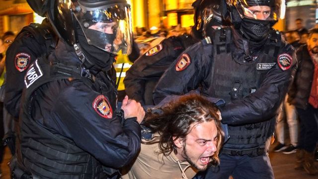 러시아의 병력 동원에 항의하는 시위대 중 일부에게 징집 통지서가 직접 전달됐다