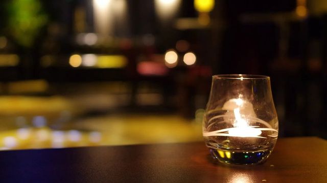 어둠 속 식사는 일반적인 레스토랑에서 일어나는 여러 감각적 자극이 차단된다