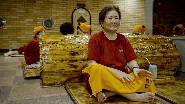 사우나에서 인터뷰 중인 홍씨의 모습