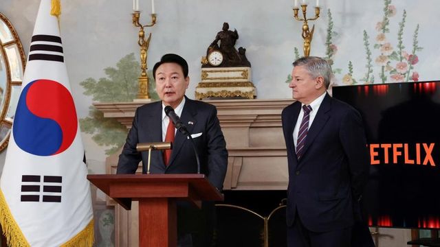 윤석열 한국 대통령과 테드 서랜도스 넷플릭스 공동 최고경영자(CEO)