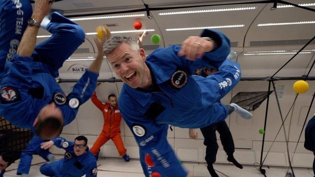 공중에 떠오른 상태로 환히 웃고 있는 맥폴의 모습