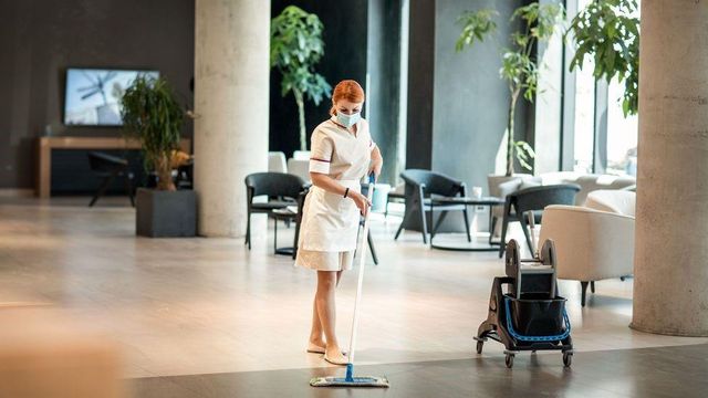 건물을 청소 중인 여성의 모습