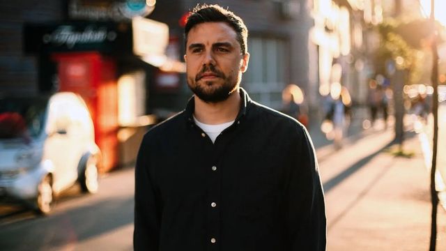 거리에 서 있는 남자