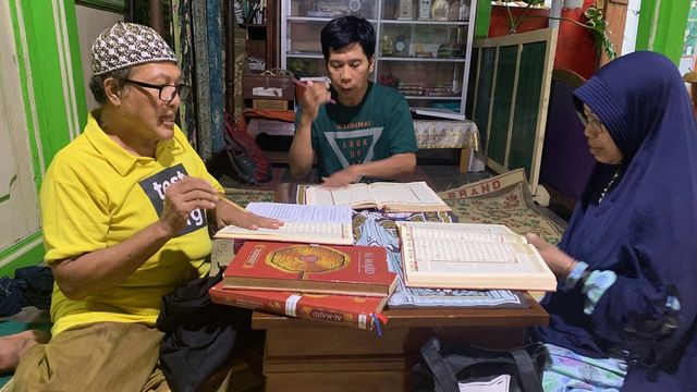 로지다(오른쪽)가 트랜스젠더 학생 두 명에게 코란 읽는 방법을 가르치고 있다