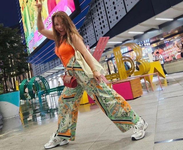 포즈를 취하고 있는 태국 여성의 모습