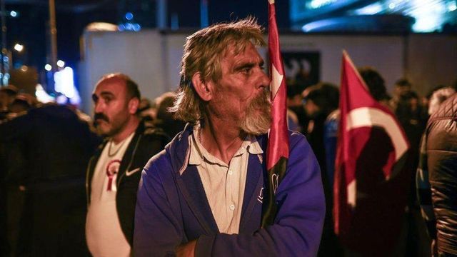 어두운 표정의 클르츠다로을루 공화인민당(CHP) 후보 지지자들