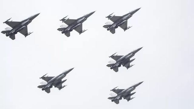 F-16 전투기들