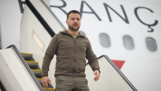 젤렌스키 대통령이 비행기에서 내리는 모습