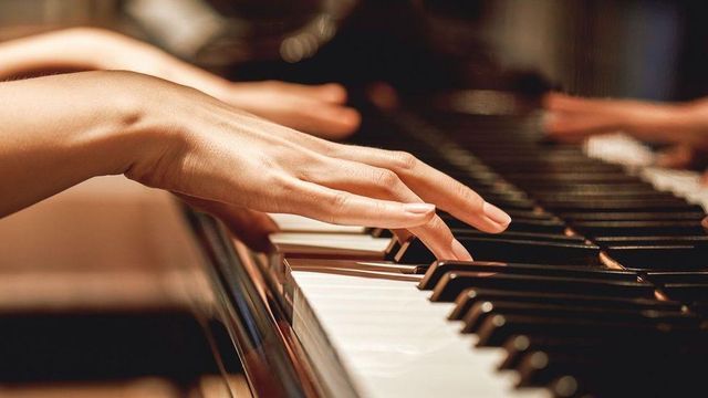 피아노 치는 손을 확대한 모습