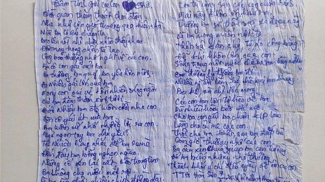 작은 종잇조각에 빼곡히 적힌 편지