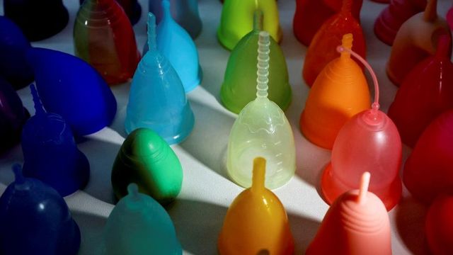 2022년 5월 28일 대만 타이페이에서 열리는 GoMoond 월경파티에서는 문컵(Mooncup) 생리컵의 무지개 색상 컬렉션이 진열되어 있다. 이 행사는 타이페이에서 처음 열리는 월경을 주제로 한 이벤트다.