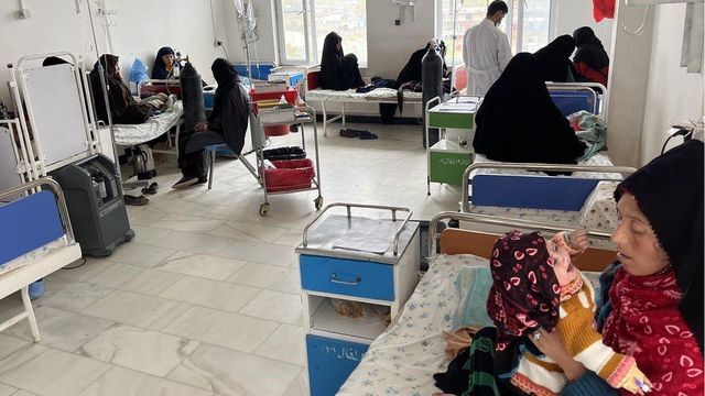 각 침상에서 어머니들이 아이들을 돌보고 있는 모습