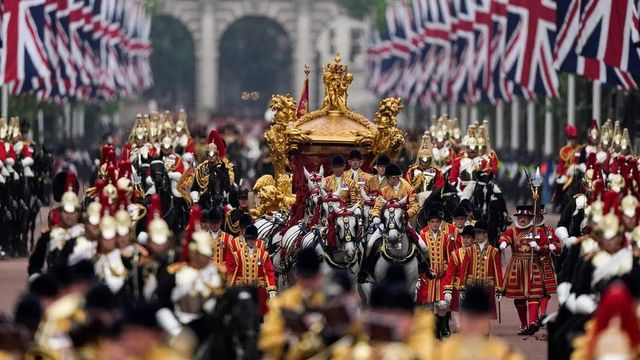 국가적 행사의 화려한 광경은 단순히 금박을 입힌 마차와 외국 귀빈보다 훨씬 더 큰 의미를 지닌다. 바로, 사회에 간과할 수 없는 더 큰 혜택을 가져오는 것이다