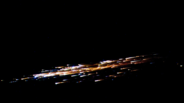 대기권에서 연소되는 인공위성 잔해들