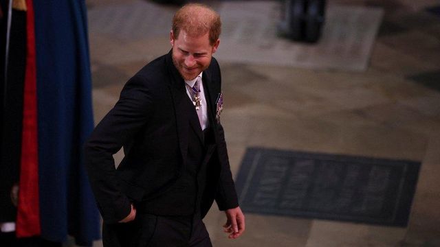 웨스트민스터 사원에 들어서는 해리 왕자