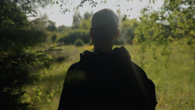 숲속에 있는 드미트리 미쇼프