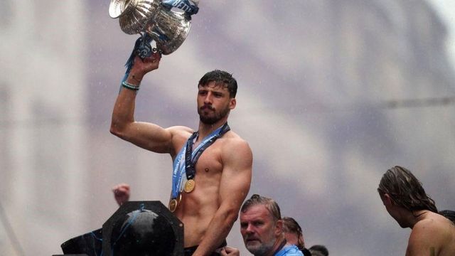 상의를 탈의한 채 우승컵을 들어 보이는 후벵 디아스 선수