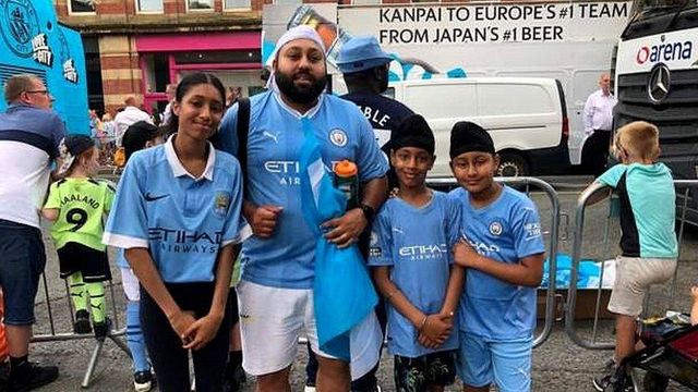 맨시티 유니폼을 입고 있는 가족팬의 모습