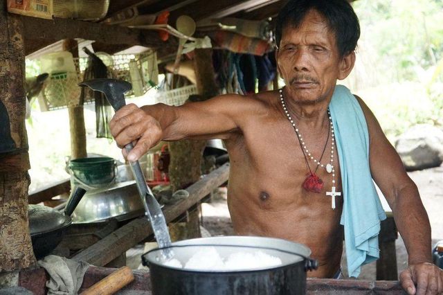 요리 중인 로저 아실로