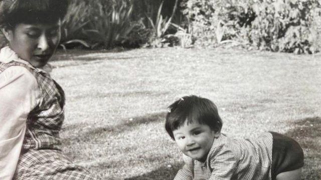 킴 아리스가 어린 시절 어머니와 찍은 사진