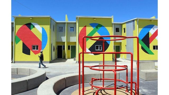 다양한 색깔로 칠해진 주택의 모습