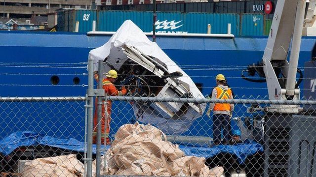 타이탄의 전선 및 금속 부분을 옮기는 모습