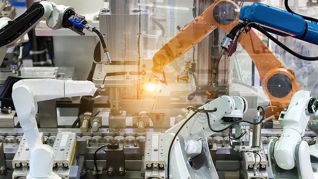 공장에서 분주하게 움직이는 로봇의 팔