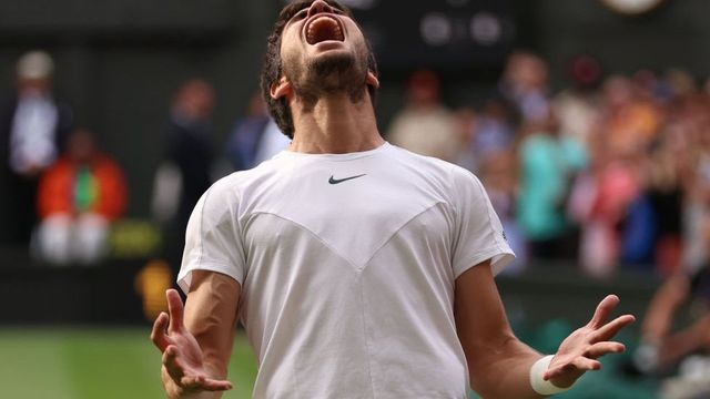 알카라스는 초반 불안한 출발을 보였지만, 전년도 우승자 조코비치를 상대로 반격에 성공해 3-2(1-6 7-6<8-6> 6-1 3-6 6-4)로 승리했다.