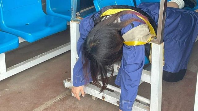 중국 SNS에는 갓 졸업한 학생들이 겪는 힘든 상황을 비꼬는 졸업사진이 넘쳐난다