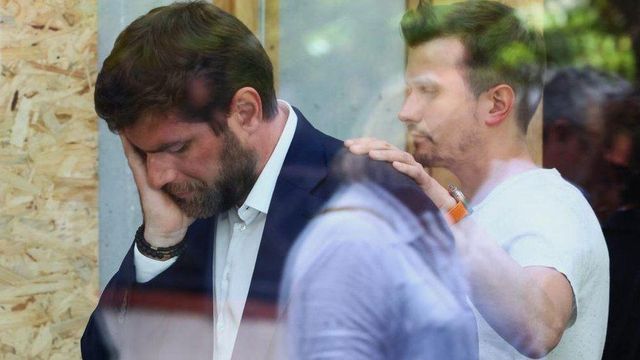 얼굴을 감싸 쥔 빈센트 장브론 시장