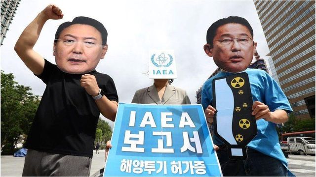IAEA 보고서 결과와 일본 및 한국 정부에 항의 시위를 벌이는 모습