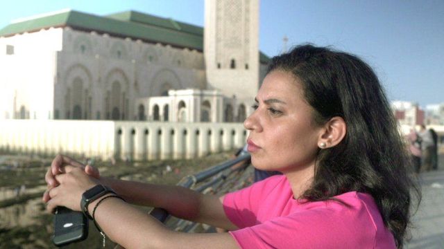 이슬람 사원 앞 BBC 아랍어 뉴스 기자