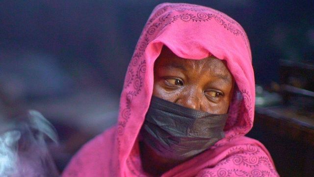 히잡과 마스크를 쓴 소산