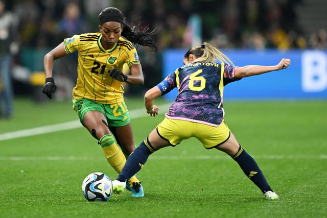 체이나 매튜스 선수가 상대 선수의 태클을 물리치고 공을 몰고 나가고 있다