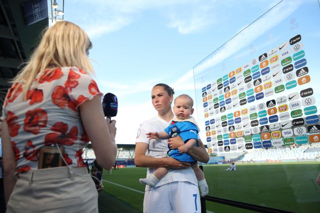 언론 인터뷰 중 아기를 안고 있는 사라 비외르크 귄나르스도티르 선수