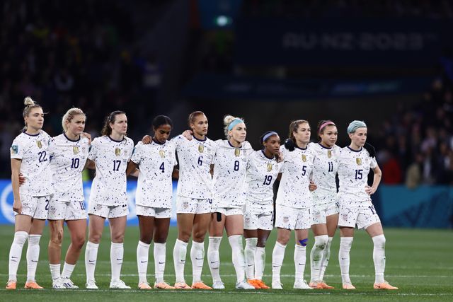 2023 FIFA 여자 월드컵에서 승부차기 상황에서 나란히 어깨동무 하고 있는 미국 대표팀