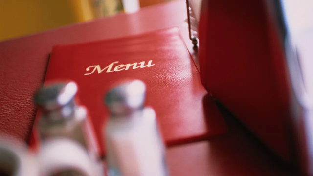 식당 테이블 위에 놓인 메뉴판